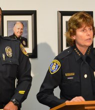 La jefa de Policía de la Ciudad de San Diego, Shelley Zimmerman, y el Teniente de Policía de La Mesa, Matt Nicholas, durante la conferencia de prensa el miércoles 23 de abril.