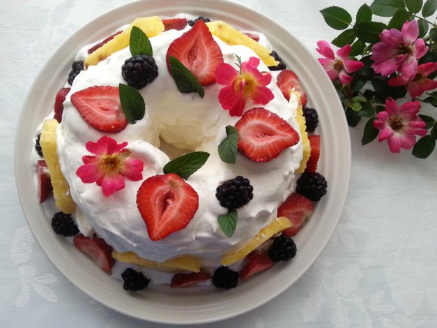 Pastel Blanco con Frutas de Temporada y Crema Batida Natural
