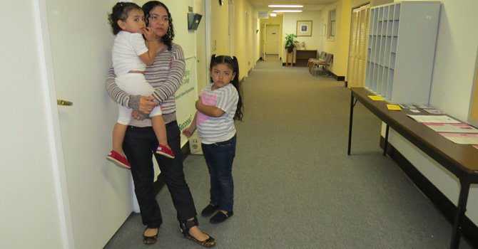 ICE permite a madre inmigrante permanecer en el país