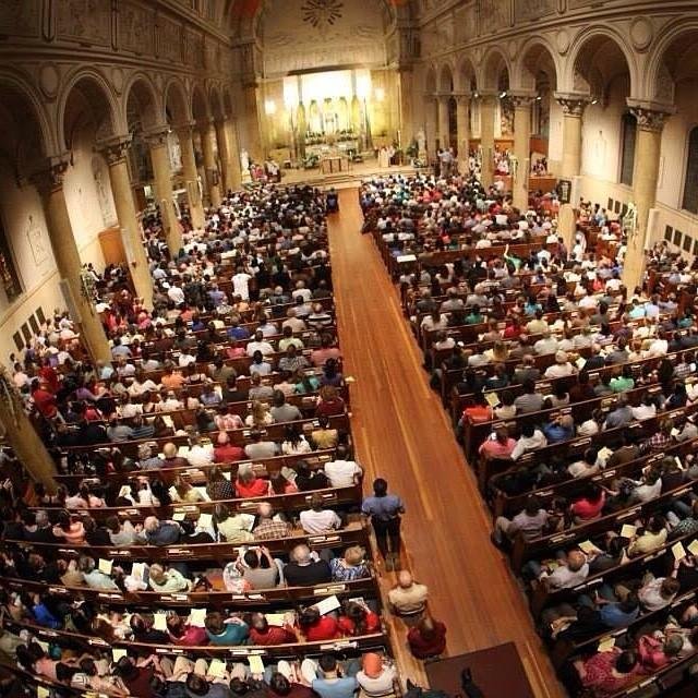 Más de 1000 católicos asistieron a la misa especial en St. Paul Parish para oponerse a la "Black Mass"
