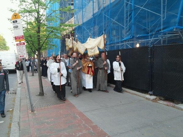 Procesión en Mass. Av