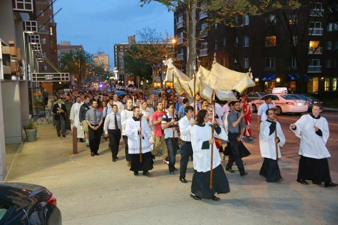 Procesión de católicos desde MIT hasta Harvard vía Mass. Av.