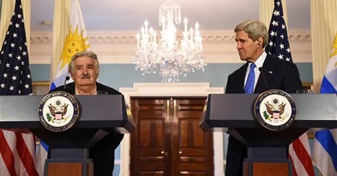 Mujica habla con Kerry sobre inversiones