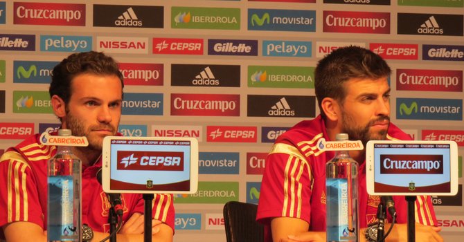 Mata y Piqué se toman en serio a El Salvador