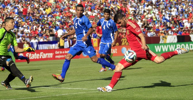Doblete de Villa dio el triunfo a España ante El Salvador