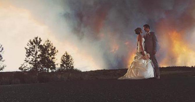 Novios se fotografían ante un incendio forestal