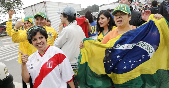 Brasil olvida los problemas y abre el Mundial