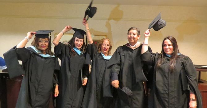 Celebran graduación de adultos