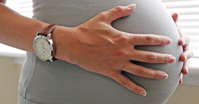 Obama exhorta a dar licencia paga por maternidad