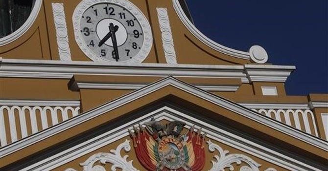 Reloj en Bolivia gira hacia la izquierda