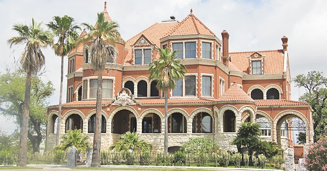 La mansión de los Moody, una residencia de cuatro pisos de 1895, está abierta a recorridos turísticos. Los Moody establecieron uno de los imperios financieros más importantes de la región debido a sus negocios en la industria del algodón, las instituciones financieras, los ranchos y los hoteles.
