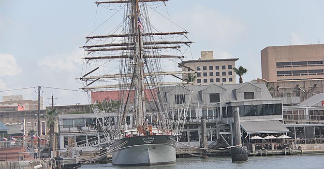 Elissa es un velero que está anclado en la isla de Galveston. A pesar de que fue construido en 1877 todavía navega. Es uno de los tres barcos en su tipo que existen en el mundo y una vez al año sale a navegar por aguas del Golfo de México, pero solo unos cuantos pueden tener acceso a esa experiencia.