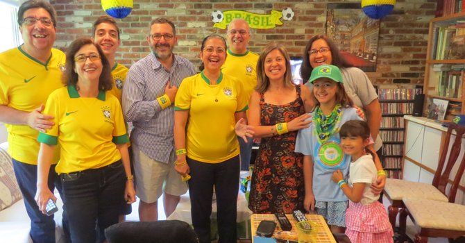Aficionados locales vibran con el Brasil-Chile