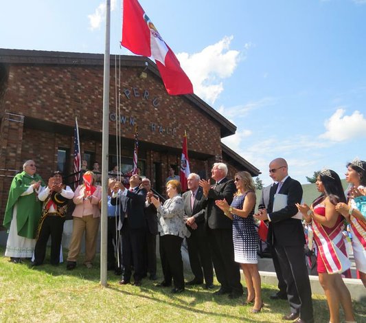 Histórico izamiento de la bandera en Perú, NY