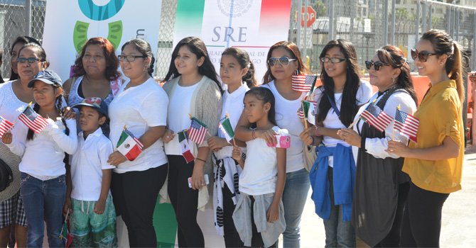 Madres familia acompañadas con estudiantes de escuelas locales. Foto: Horacio Rentería / El Latino San Diego