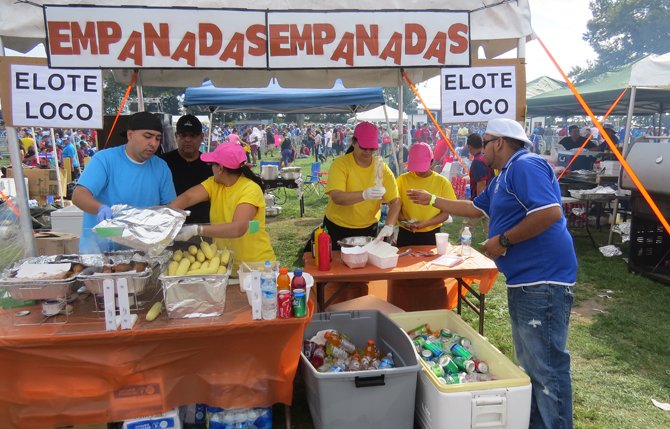 Un de los muchos quioscos de comida en el festival salvadoreñísimo el domingo 13 de septiembre en Maryland.