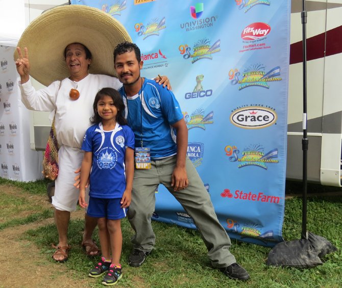 El personaje Cipitío y el salvadoreño Jaime Antonio Hernández, acompañado de su hija, en festival el domingo 14 de septiembre en el Fairgrounds en condado de Montgomery, MD.