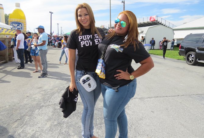 Las jóvenes Carla (izq.) y Victoria promueven el poder salvadoreño en el festival del domingo 14 de septiembre.