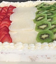 Para la celebración del mes de la herencia hispana, puede adornar el pastel con fresas, kiwi y coco rayado y representar la bandera de México en su receta.