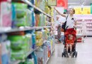 Como los comerciantes quieren vender su mercancía, utilizan varios trucos de mercadeo para hacerte entrar en la tienda y comprar lo que no necesitas o lo que no habías planeado comprar.