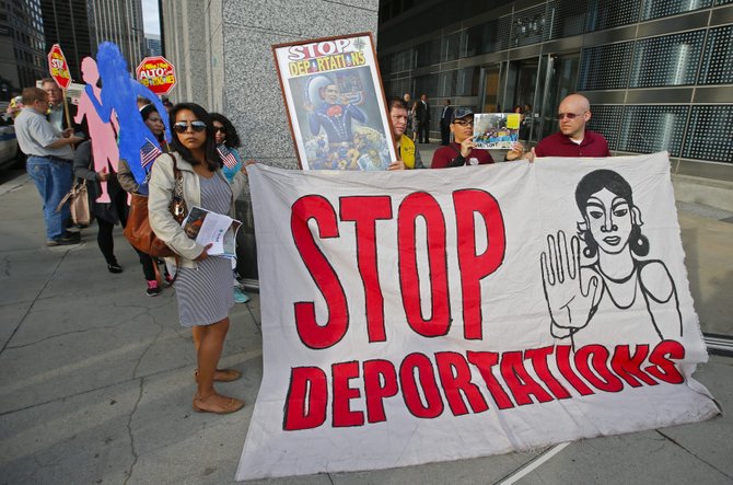 Activistas presentan propuesta de Obama como "Deportador en Jefe"
