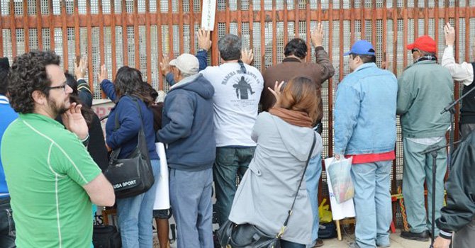 Familiares de inmigrantes en el muro fronterizo Tijuana-San Diego.
