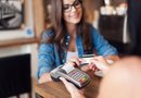 En lo posible, sólo utiliza tu tarjeta de débito para pagar por cantidades pequeñas y no para compras de mayor valor. Nunca le des tu número de tarjeta de débito a nadie por teléfono o por correo electrónico.