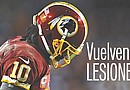 RGIII viaja al vestidor desalentado al ver cómo una carrera muy promisoria se está yendo al basurero por lesiones.