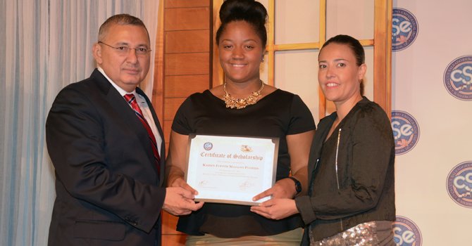 Becan a jóvenes latinos en DC