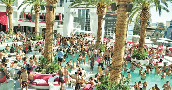 Una alternativa que se ha vuelto muy popular cuando sale el sol son los clubes de piscinas, como el Drai’s Beach Club sobre el último piso de The Cromwell.