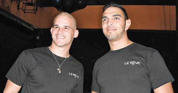 Emmanuel San Feliz y Miguel Reyes, dos artistas boricuas que junto a otros ocho latinos hacen parte del grupo de 92 gimnastas, nadadores, acróbatas y bailarines del espectáculo Le Reve The Dream, nombrado el mejor por tercer año consecutivo. (wynnlasvegas.com)