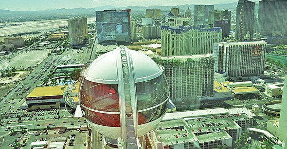 La High Roller está compuesta por 28 cabinas cerradas con aire acondicionado, cuatro de ellas con bar incluido, con capacidad para 40 pasajeros cada una.