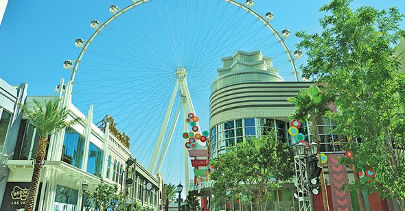 The LINQ es el nuevo distrito de tiendas, restaurantes y entretenimiento ubicado en el corazón del Strip entre el hotel y casino Flamingo y el Quad, al frente al Caesars Palace, es fácil llegar a pie, en coche o en el monorriel de Las Vegas. Al final de la calle principal se encuentra la High Roller, la rueda de observación más alta del mundo.