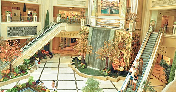 Visitar las Tiendas del Gran Canal en el Hotel Venetian es como entrar a otro mundo. Con una réplica de la Plaza de San Marcos, canales y góndolas.