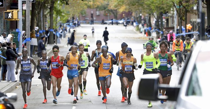 Keniano gana en New York y es el rey del Maratón