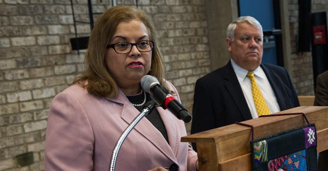 Capacitan a latinas para abrir sus negocios en Virginia