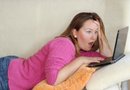 Lo mejor es nunca poner nada que no quieras que tu jefe o compañeros de trabajo vean. Con las redes sociales y el Internet siempre debes asumir que cualquiera puede entrar a tu perfil a pesar de los controles de privacidad.