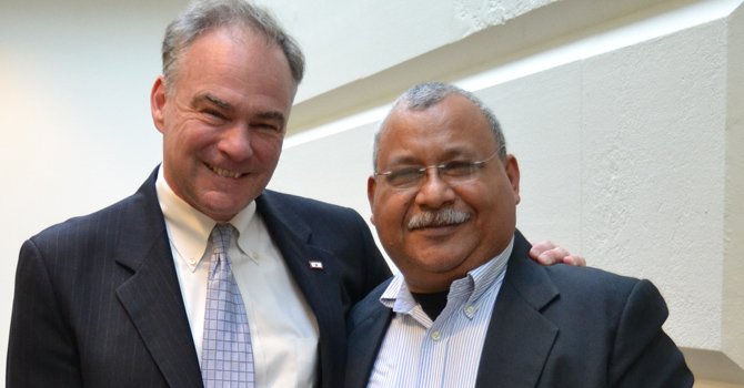 El senador Kaine con el padre Moreno de Honduras
