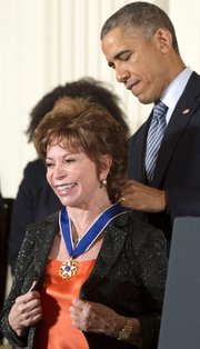 La escritora chilena Isabel Allende (i) recibe la Medalla Presidencial de la Libertad de manos del presidente estadounidense, Barack Obama, durante una ceremonia hoy, 24 de noviembre de 2014, en la Casa Blanca, en Washington D.C., 