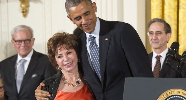 Obama impone la Medalla de la Libertad a Isabel Allende