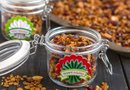 ¿A quien le gusta la granola? Yo me atrevería a decir que a la mayoría de las personas les encanta. Esta receta es una de mis favoritas ya que no esta llena de ingredientes saludables, que mezclados hacen la combinación perfecta.