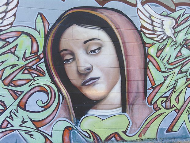 IMPACTO. Aunque criticado, el arte urbano en la calle Pedernales también manifiesta devoción.
