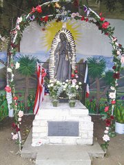 FE. En las afueras de la Iglesia Cristo Rey se puede llevar flores a la Virgen Morena.
