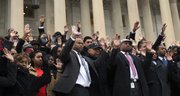 Los senadores estadounidenses Marc Veasey (4i) y Elijah Cummings (5i) levantan sus manos en las escaleras Este del Capitolio en Washington DC (EE.UU.) hoy, jueves 11 de diciembre de 2014, durante una protesta contra la decisión del gran jurado para no procesar a policías en los casos de las muertes de Mike Brown y Eric Garner.