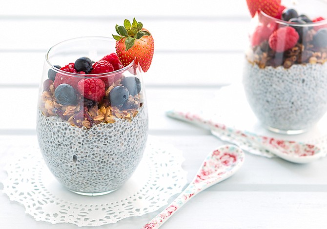 Pudin de Chía y Coco con Granola y Frutas