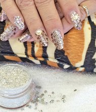 Diseños
Esta técnica utiliza piedras y flores naturales, entre otros elementos, para dar un toque de elegancia a sus uñas. La elaboración del diseño puede tardar una hora, aunque a veces dependiendo de los detalles o la cantidad de colores puede tardar hasta dos horas.