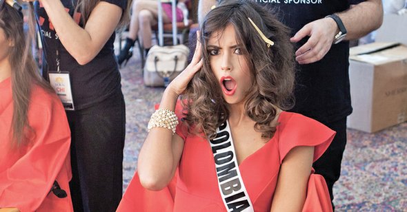 También se dejó ver mientras estaba en proceso de peinado y maquillaje, sin importarle la imagen perfecta.