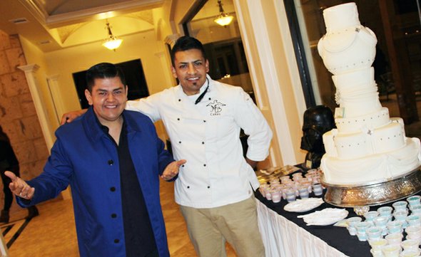 Justin Capitaine, creador del concepto de La Mansión, posa junto a Miguel, quien está encargado de la sección de pastelería.