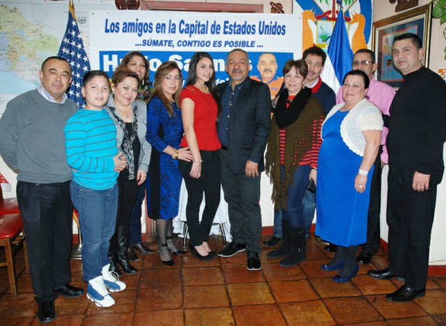 Políticos se acercan a salvadoreños en el exterior