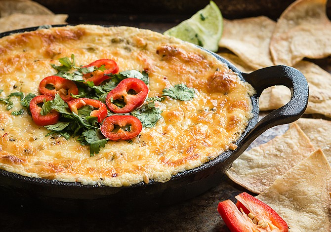 Dip de Queso, Maíz y Chile Verde